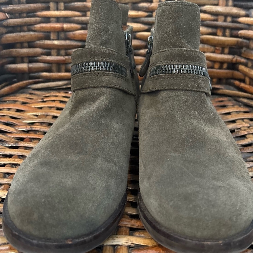 Gentle Souls Kenneth Cole Penny
Ankle Booties Womens Size 9
Olive Leather Zip - Picture 12 of 16